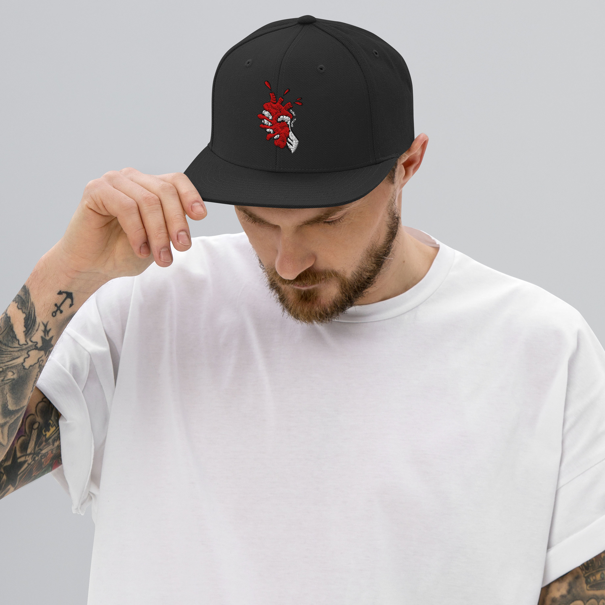 Gorra snapback negra visera plana con logo Puñalá Trapera bordado
