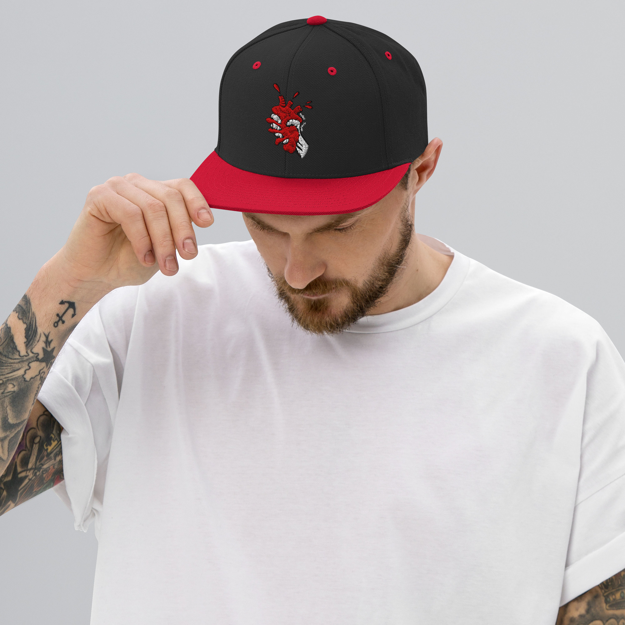 Gorra snapback negra visera plana y roja con logo Puñalá Trapera bordado
