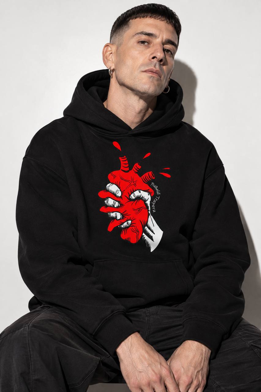 Chico con Sudadera oversize negra con capucha y diseño Corasón Estrujao